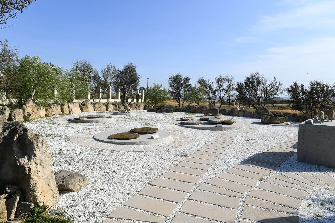 Yanar dagh Cromlech Exhibition
